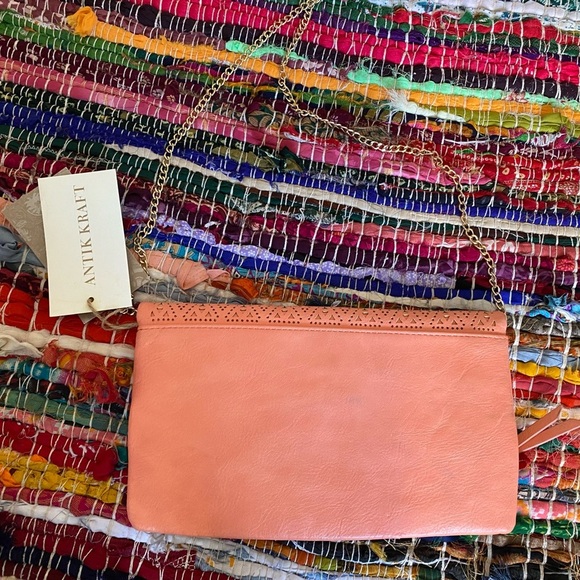 Antik Kraft Coral Clutch Purse with removable gold chain strap - Picture 3 of 5